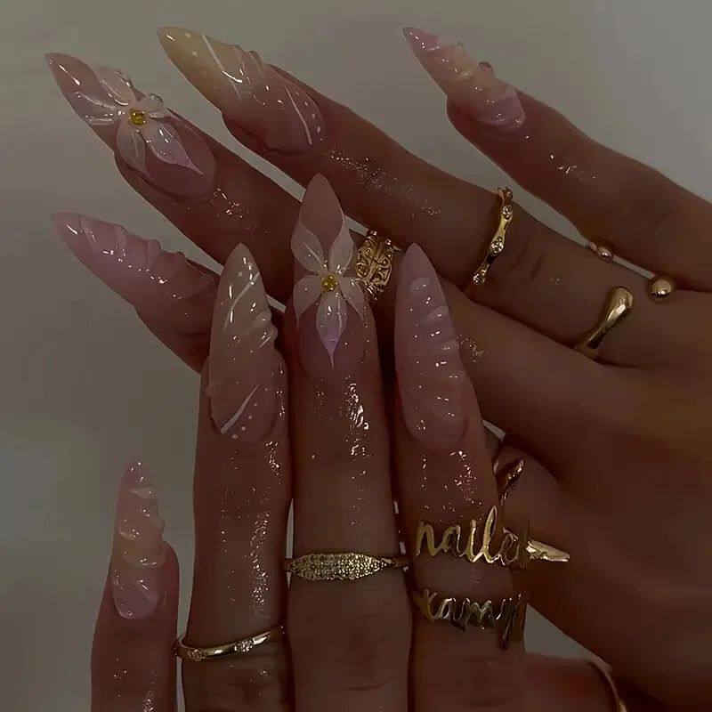 أظافر صناعية Press-on Nails بتصاميم 3D ورد وزخارف أنيقة.