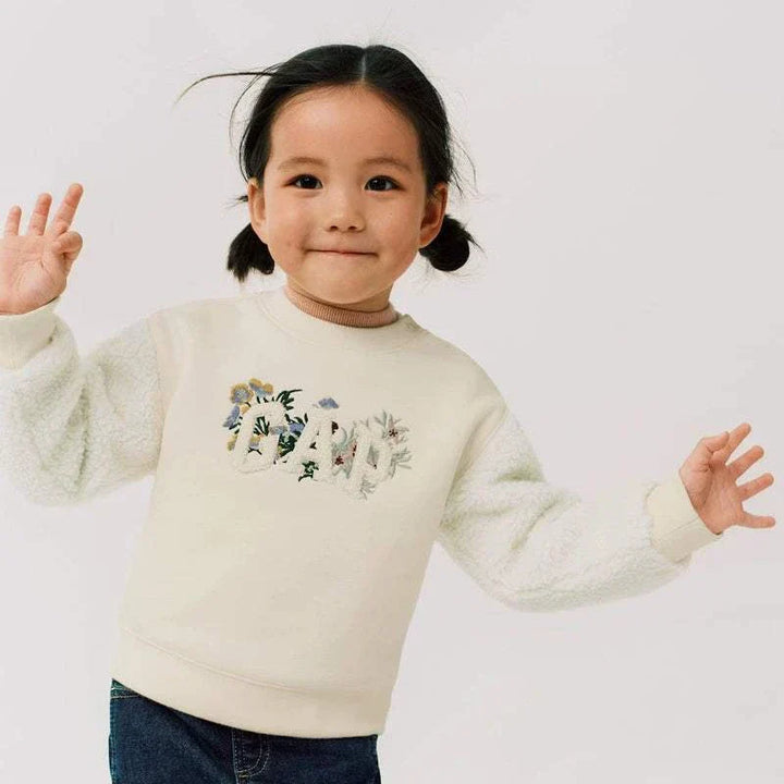 طفلة ترتدي كنزة GAP فرو بتطريز أزهار دافئة وناعمة للشتاء