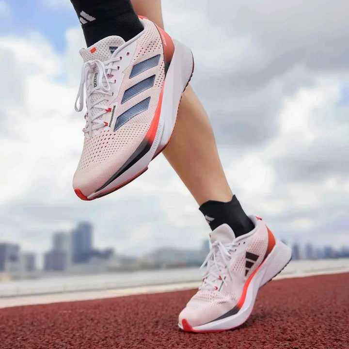 Adidas أديداس حذاء الجري السريع ADIZERO SL رجالي ونسائي بلون بيج ومرجاني مع نعل مطاطي ووسادة وسطى مريحة