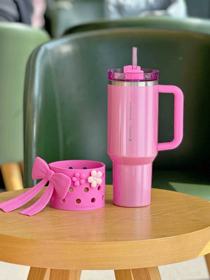 Tumbler Stanley Starbucks وردي مع إكسسوار فيونكة.