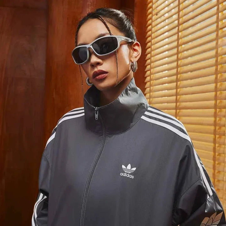 Adidas أديداس جاكيت رياضي كلاسيكي رمادي بخطوط ثلاثية وشعار Trefoil للرجال والنساء