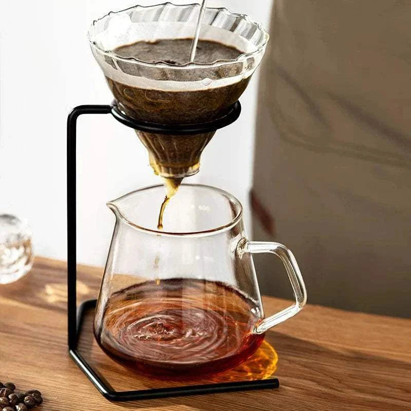 حامل قمع قهوة V60 معدني أسود بتصميم عصري وأنيق.