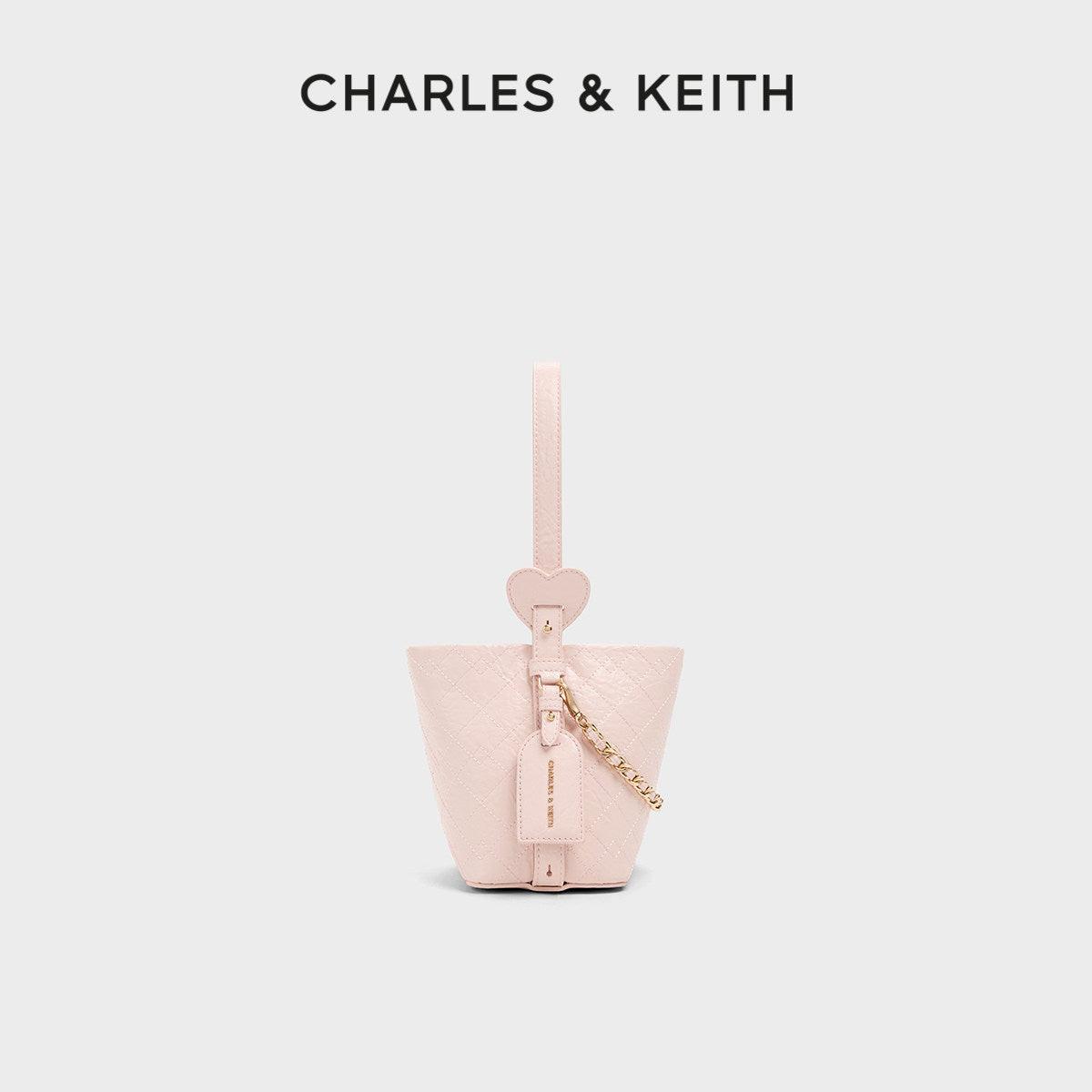 حقيبة Charles & Keith بتصميم Bucket مبطن مع محفظة إضافية.