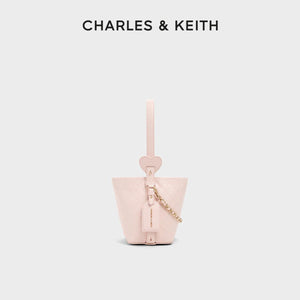 حقيبة Charles & Keith بتصميم Bucket مبطن مع محفظة إضافية.