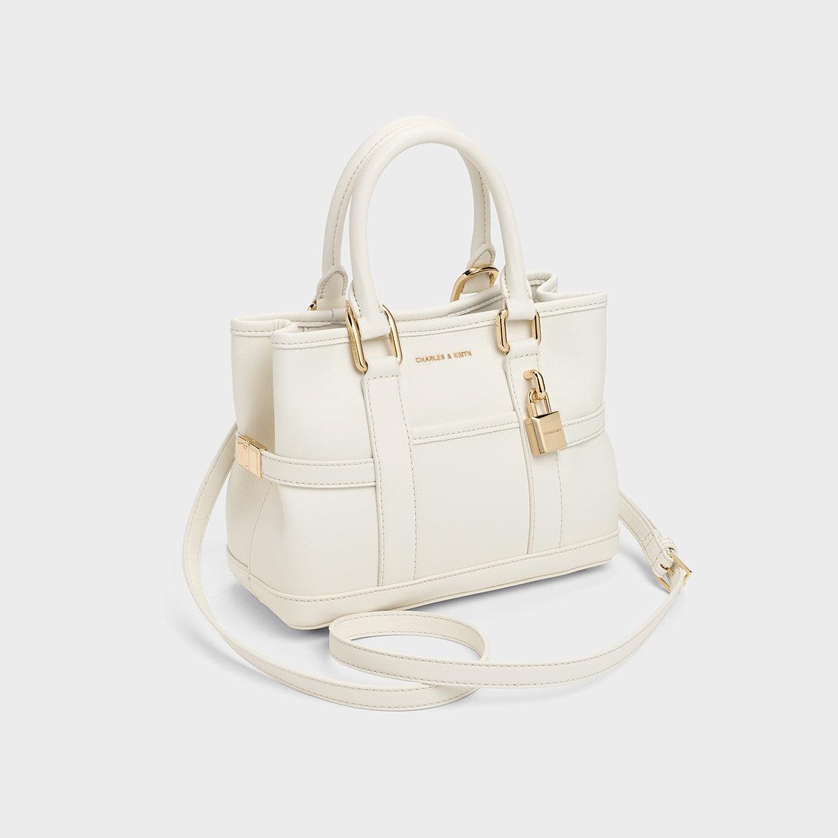 حقيبة يد CHARLES & KEITH بتصميم القفل الأنيق.