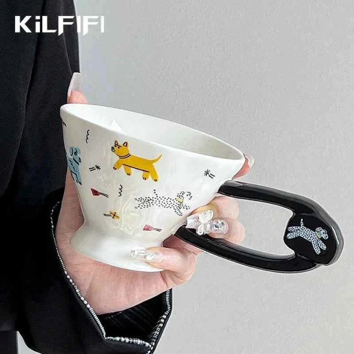 كوب غير منتظم بتصميم لطيف ويد سوداء مميزة.