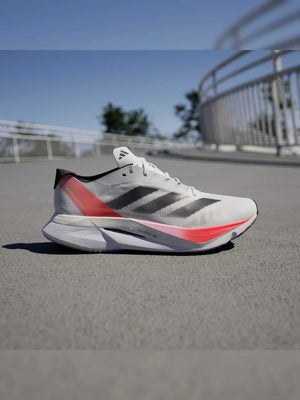 أحذية ADIZERO BOSTON 12 للجري والتدريب والاستعداد للماراثون، مزودة بدعامة من الألياف الزجاجية، للرجال والنساء – من أديداس..