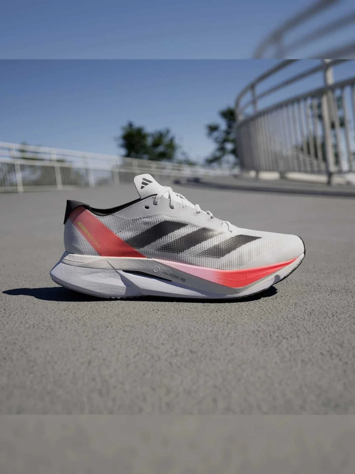 أحذية ADIZERO BOSTON 12 للجري بتصميم شبكي أبيض مع خطوط سوداء وفوم Lightstrike Pro لدعم الارتداد من أديداس