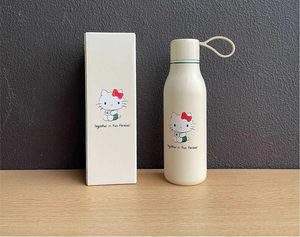 كوب Starbucks بتصميم Hello Kitty مع غطاء وقشة باللون الأخضر.