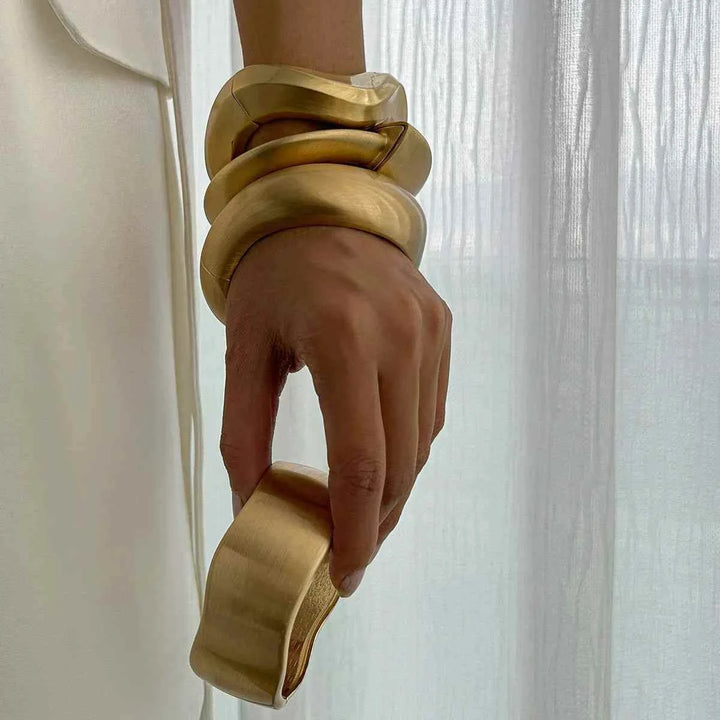 إسوارة نسائية معدنية عريضة بتصميم Punk Matte عصري مع مشبك Spring Buckle تحمل طابع البانك الأوروبي والأمريكي