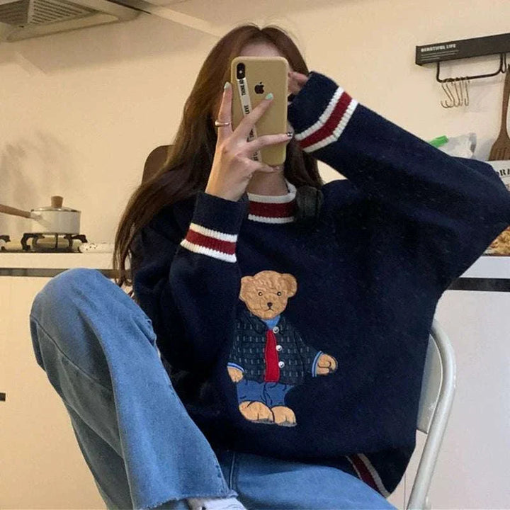 سويتر lazy bear بأكمام طويلة وياقة مستديرة تصميم دب كحلي غامق بنمط رياضي أنيق