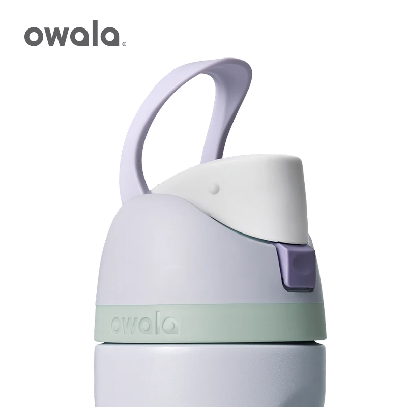 مطارة ماء Owala FreeSip عازلة للحرارة بألوان متنوعة.