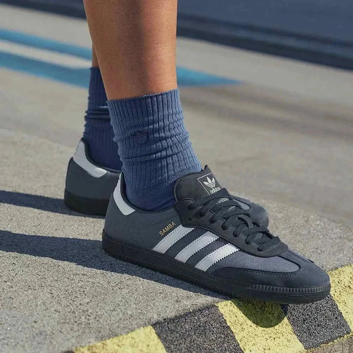 Adidas حذاء SAMBA OG كلاسيكي رمادي داكن بجلد سويدي وقماش مع خطوط بيضاء ونعل مطاطي أسود مريح وأنيق للجنسين