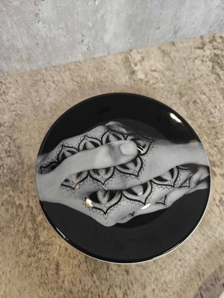 صحن فنجان اسبريسو illy 2024 مزخرف نقش فني أسود وأبيض عالي الجودة