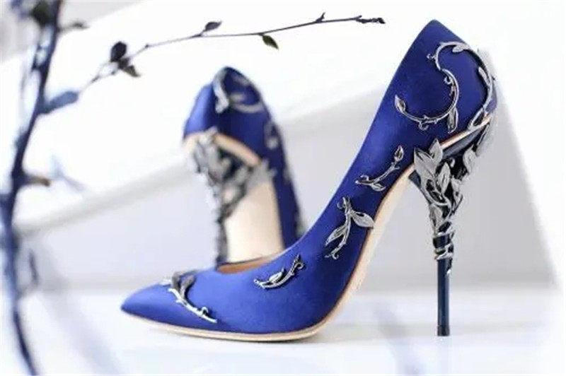 حذاء نسائي High Heels بتصميم أغصان معدنية فاخرة ومتعدد الألوان.