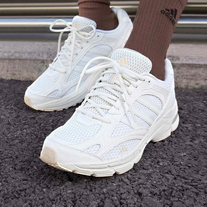 Adidas أديداس حذاء SPIRITAIN 2.0 أبيض بواجهة شبكية وتصميم مريح مع دعم للصدمات ونعل مطاطي مانع للانزلاق