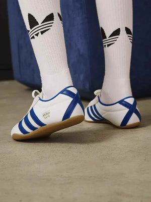 Adidas | أديداس حذاء نسائي كلاسيكي خفيف بنعل رفيع.