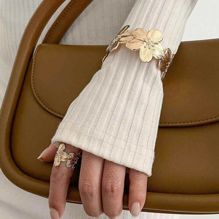 إسوارة نسائية مفتوحة بتصميم زهرة وفراشة معدنية مع أكريليك بأسلوب أوروبي أمريكي عصري، تناسب الإطلالات اليومية والمناسبات الخاصة.