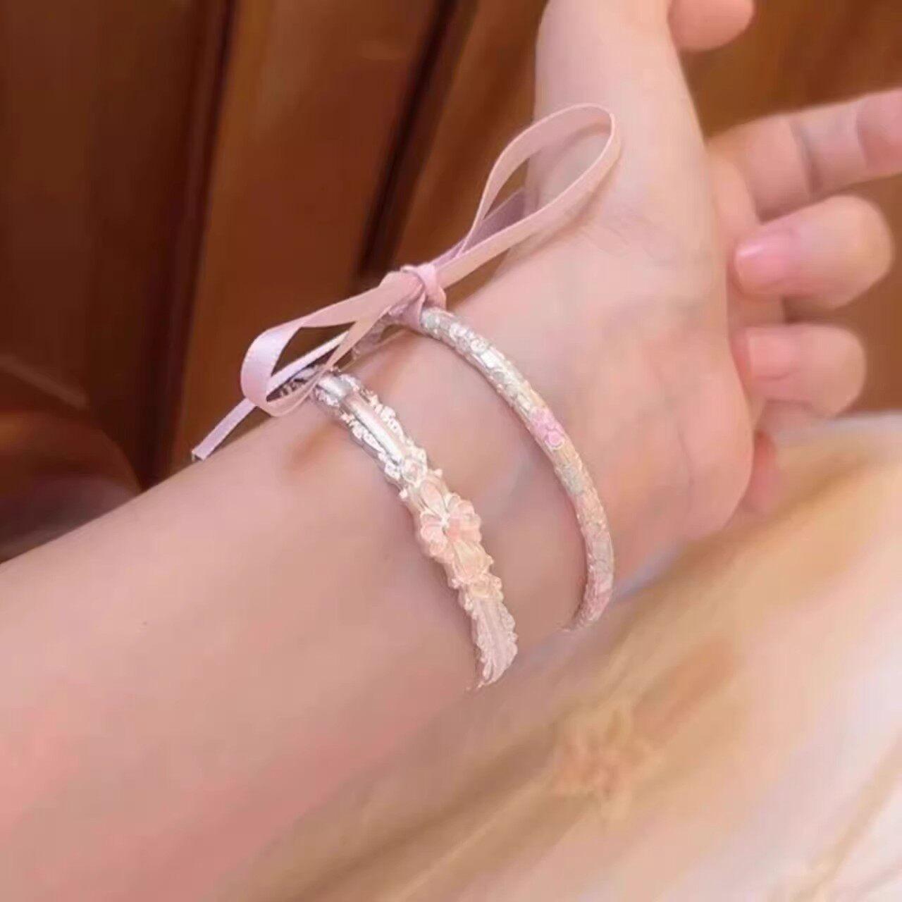 سوار (Bracelet) بتصميم زهرة وردية وأسلوب كوري أنيق.