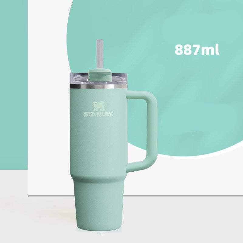 كوب Stanley Quencher الأصلي بحجم 887 مل مع مقبض مريح.
