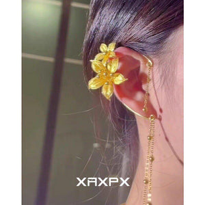 مشبك أذن Ear Cuff بتصميم زهور وفراشة بلون ذهبي.