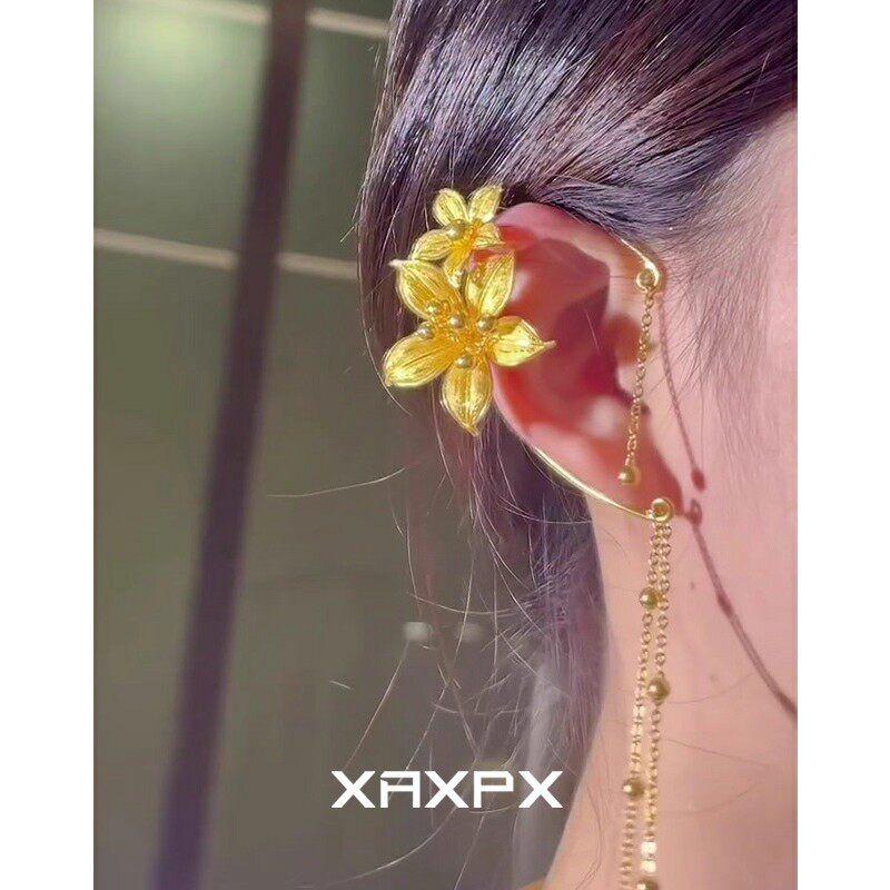 مشبك أذن Ear Cuff بتصميم زهور وفراشة بلون ذهبي.