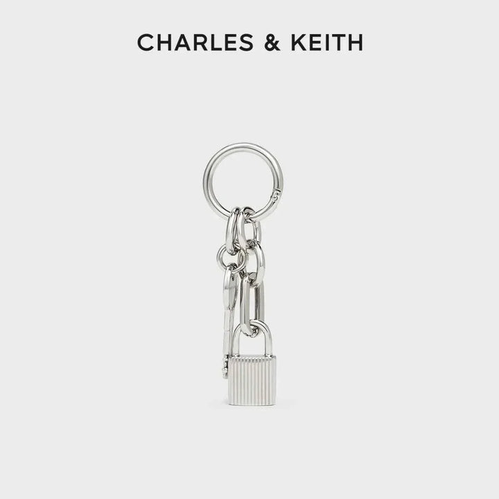 ميدالية معدنية أنيقة من CHARLES & KEITH بتصميم قفل صغير مع حلقة مفاتيح لستايل يومي مميز