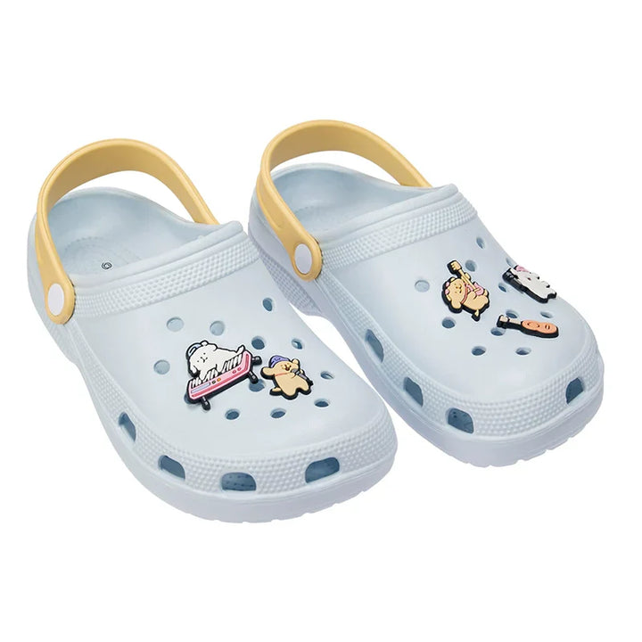 MINISO شبشب كروكس للأطفال بتصميم لطيف مع فيقرات كرتونية قابلة للتزيين، خفيف ومريح بلون أزرق فاتح.