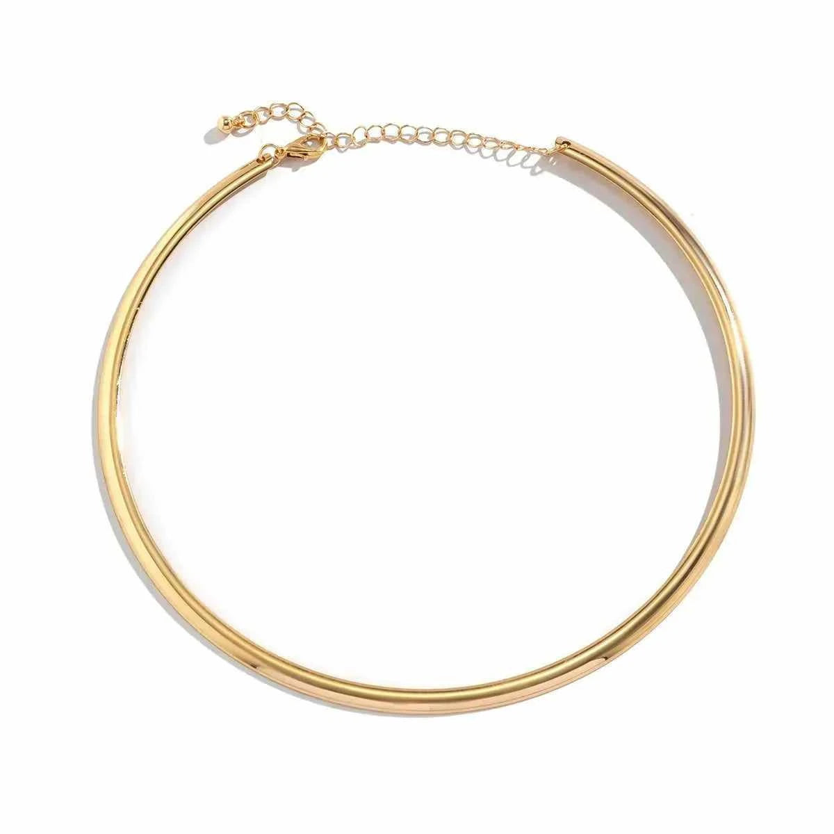 عقد Choker معدني بتصميم Torque ناعم وأنيق.