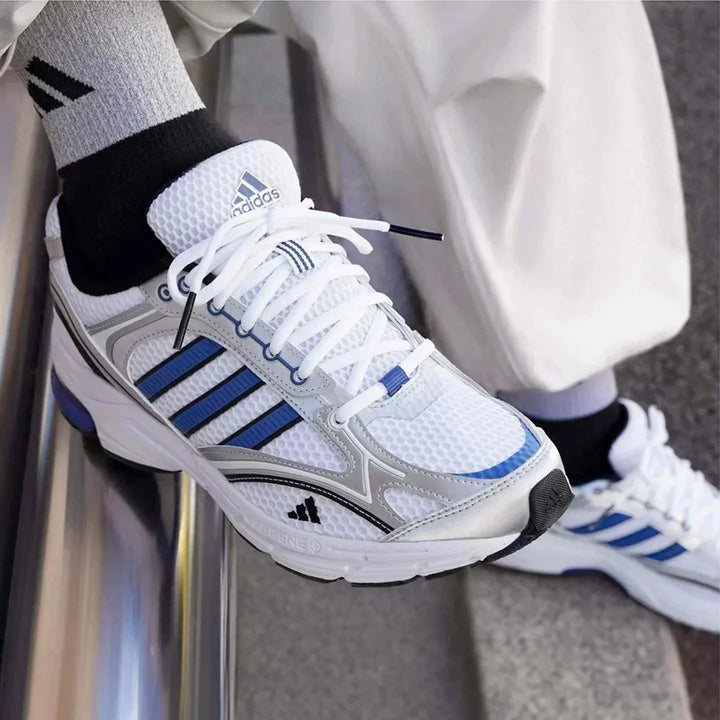 Adidas أديداس حذاء SPIRITAIN 2.0 شبكي أبيض مع خطوط زرقاء ونعل مبطن للراحة والثبات