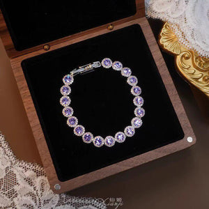 سوار نسائي مرصع بـ Zirconia بحواف كريستالية فاخرة ومختلف الألوان.