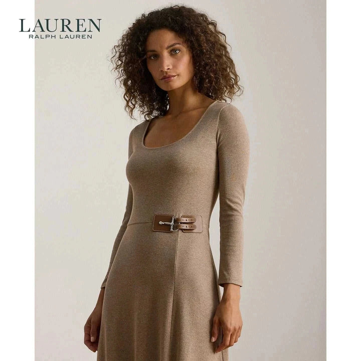 فستان لورين بياقة دائرية واسعة وأكمام طويلة مع حزام جلدي بني وتصميم أنثوي أنيق بلون بيج دافئ