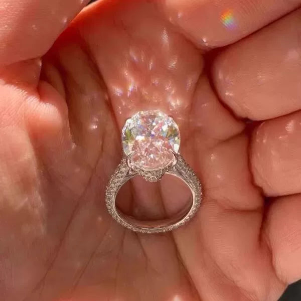 خاتم Oval Cut مرصع بـ Diamond لامع وفخم.