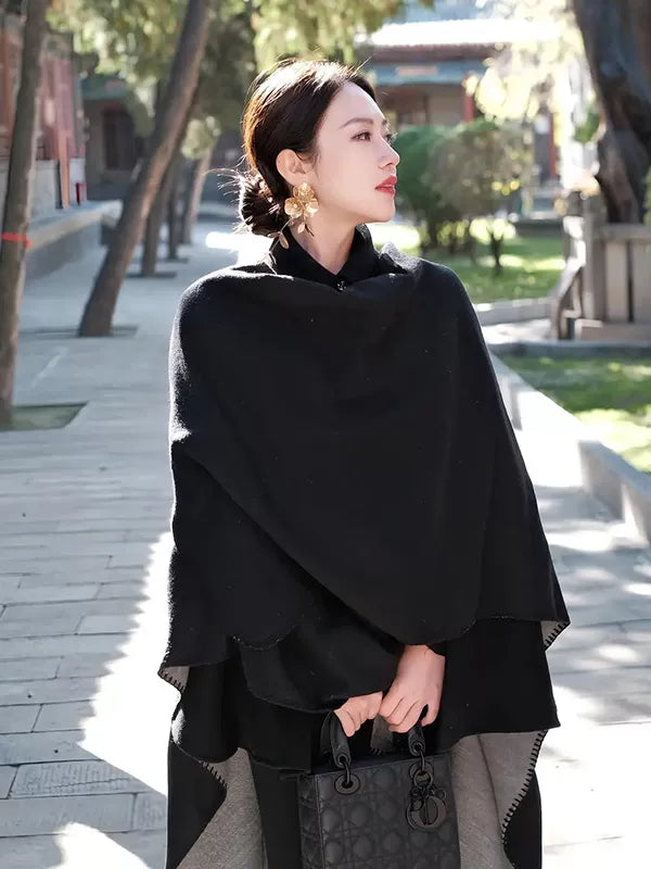 شال شتوي نسائي La Chapelle أسود بإطلالة كاملة على عارضة تحمل حقيبة