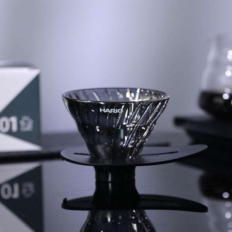 قمع ترشيح القهوة Hario V60 زجاجي بتصميم أنيق ومقاوم للحرارة.