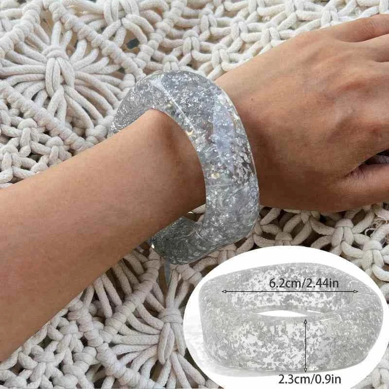 طقم أساور Bangle بتصميم Chunky عريض وألوان Gold و Resin.