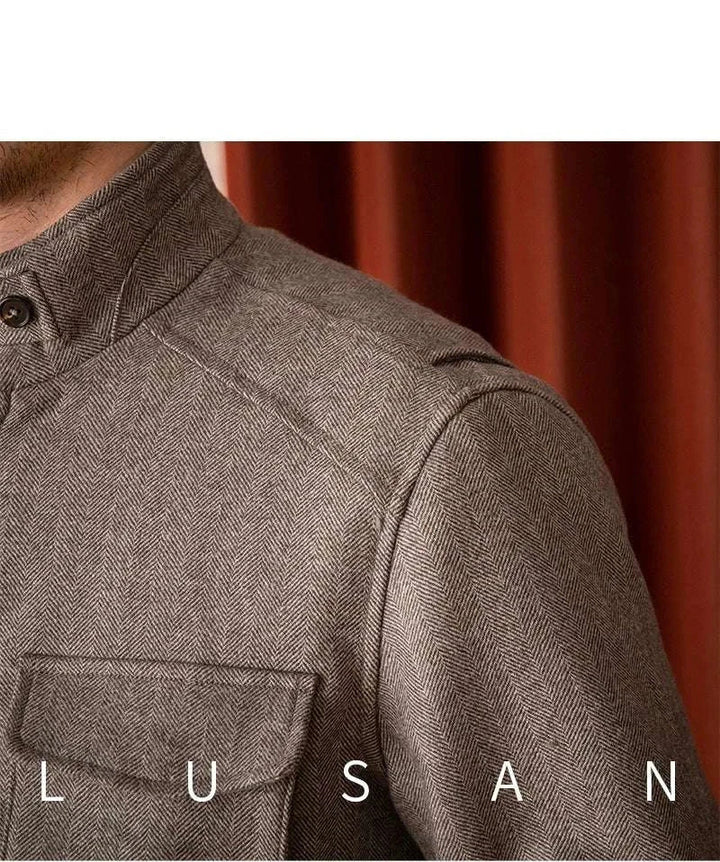 جاكيت Mr. Lusan جاكيت 10 الإيطالي بأزرار وياقة عالية من قماش هيرينغبون بيج ترابي أنيق