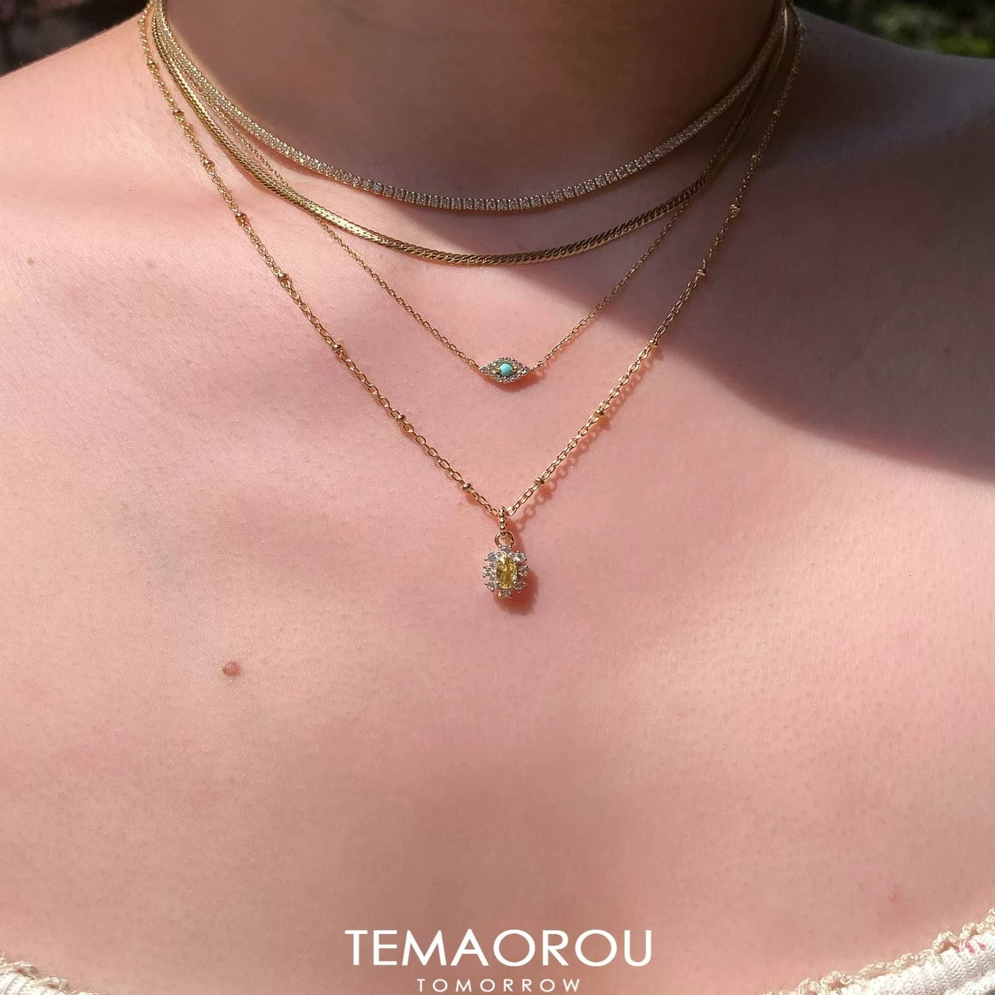 قلادة ذهبية بـ Crystal Pendant وتصميم أنيق.