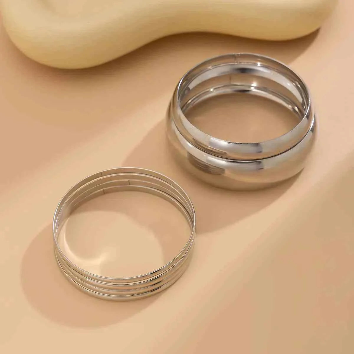 Metallic glossy curved bracelet | مجموعة سوار معدني لامع منحني موضة 2025.