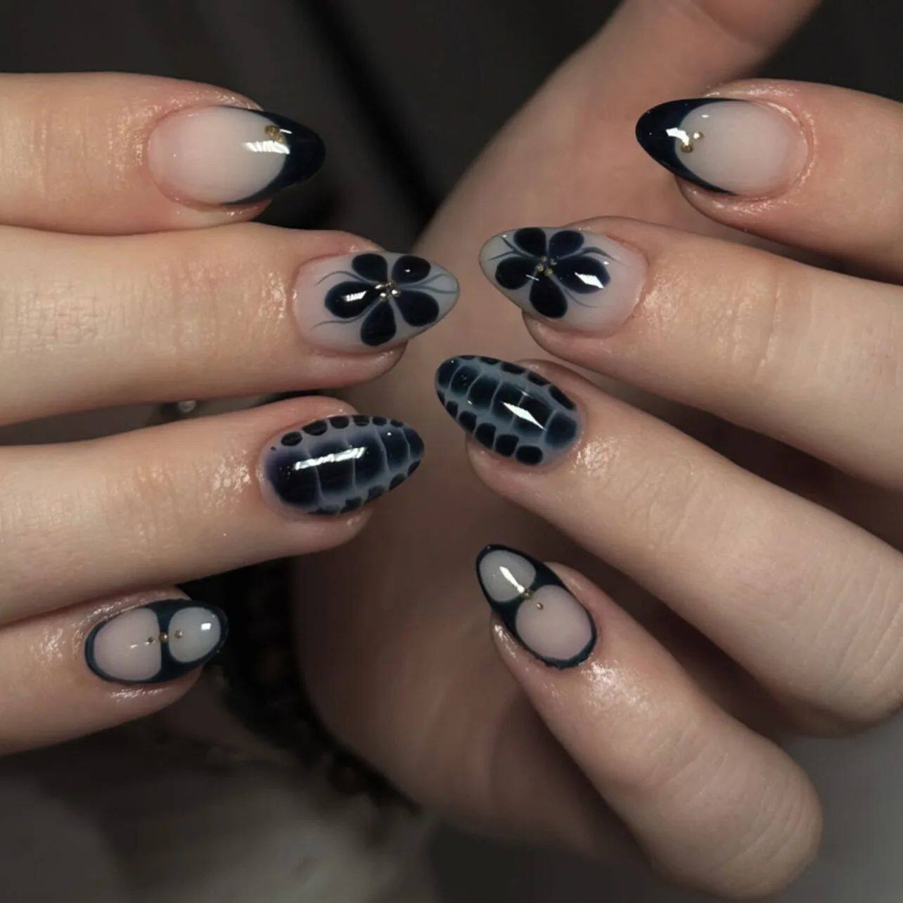 أظافر صناعية Press-on Nails بتصاميم 3D ورد وزخارف أنيقة.