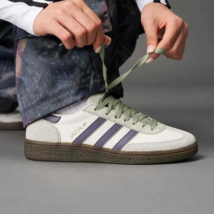 Adidas | أديداس حذاء HANDBALL SPEZIAL كلاسيكي جلد ناعم وألوان كريمية مع خطاطيف رمادية ونعل مطاطي بني
