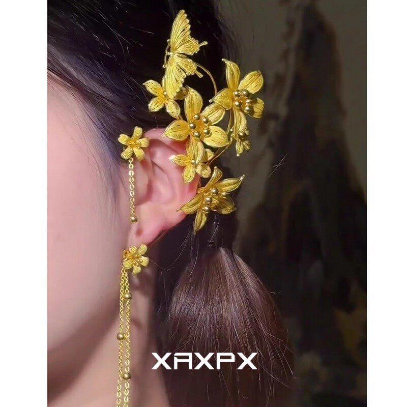 مشبك أذن Ear Cuff بتصميم زهور وفراشة بلون ذهبي.
