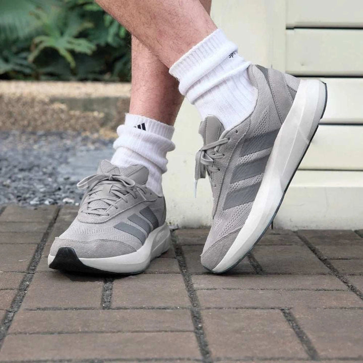 أحذية Adidas رمادية للجري والاستخدام اليومي مع نعل LIGHTMOTION وخطوط عاكسة وخفيفة الوزن