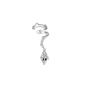 قرط Ear Cuff بتصميم هندسي مع دلاية كريستال باللون الفضي.