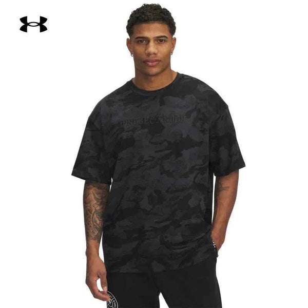 Under Armour بروجكت روك تيشيرت ثقيل بطبعة تمويه.