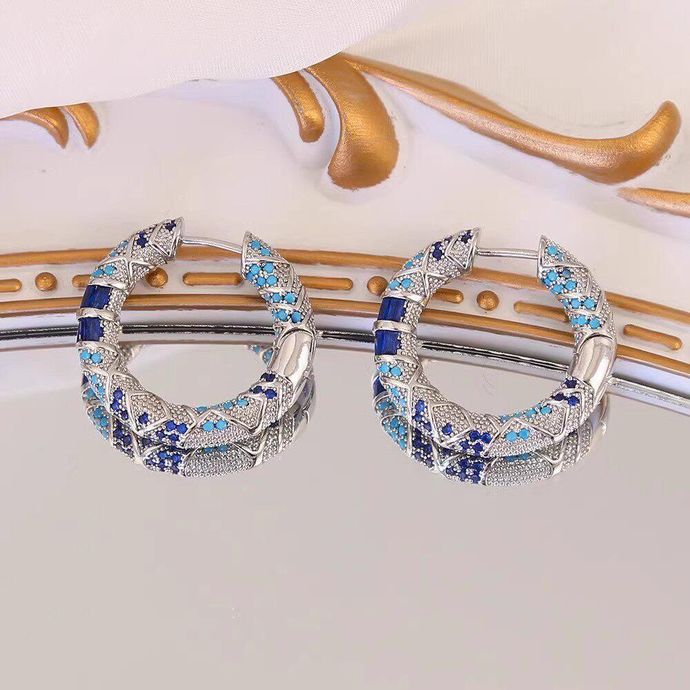 أقراط Hoops دائرية مرصعة بالكريستال بتدرجات الأزرق.