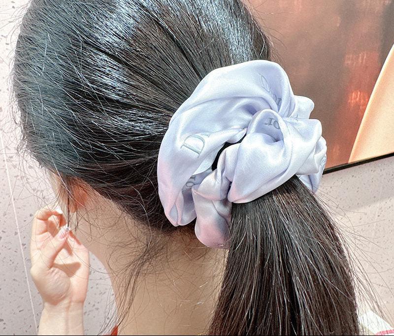 ربطة شعر Scrunchie بتصميم Dior الفاخر - ألوان متعددة.