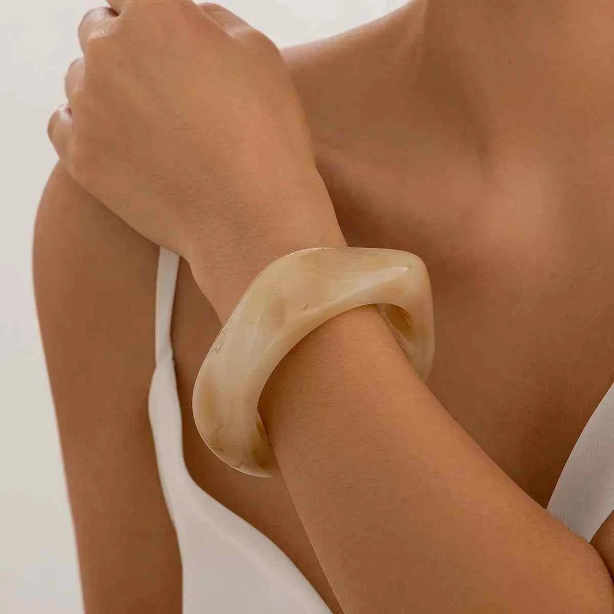 Irregular acrylic bracelet | موضة صيف 2025 | إكسسوارات عروض الأزياء والكاجوال.