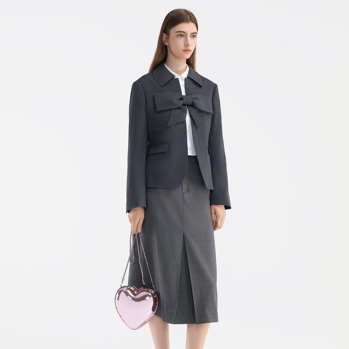 حقيبة CHARLES & KEITH بتصميم قلب معدني وردي لامع.