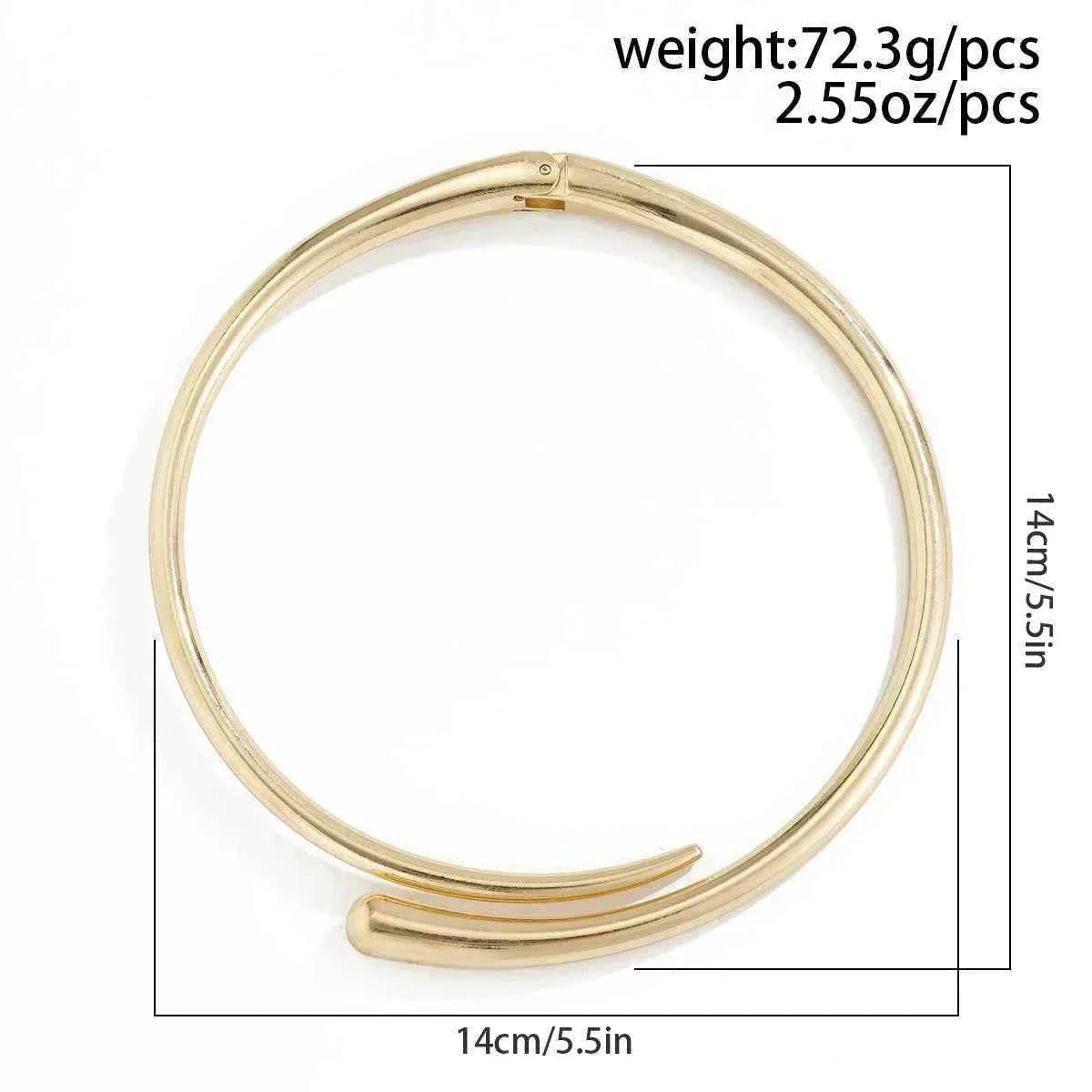 عقد Choker بتصميم Minimalist عريض باللون الذهبي.